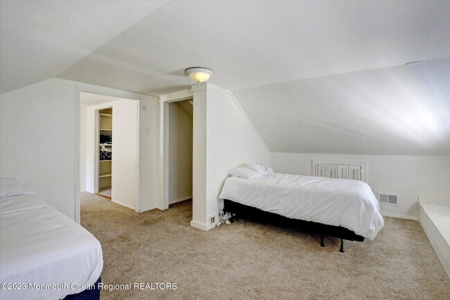 Building Photo - 570 N Edgemere Dr