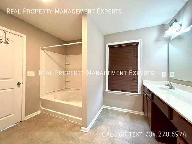 Building Photo - 2309 Marthas Ridge Dr