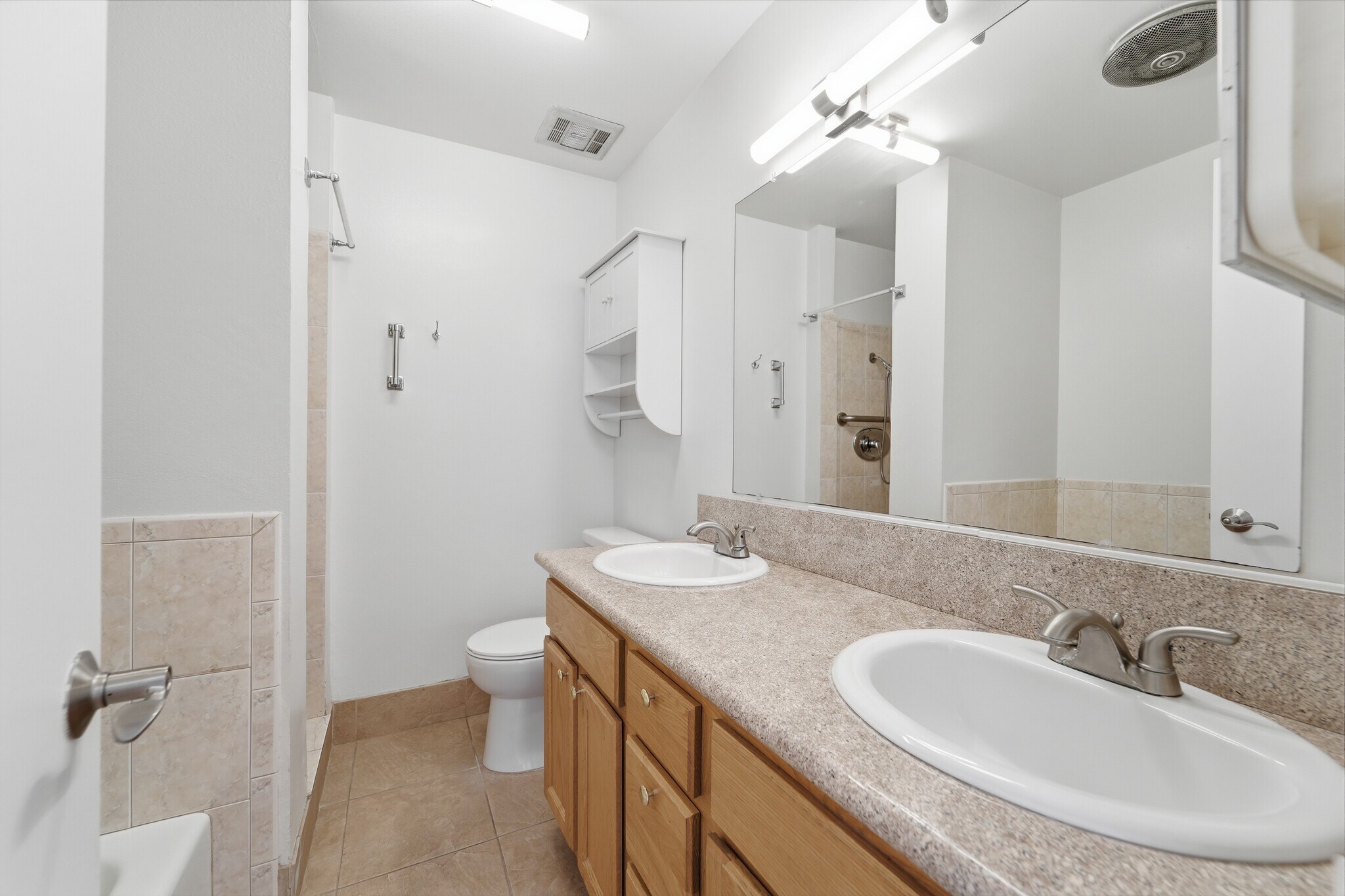 Building Photo - 100 S Doheny Dr