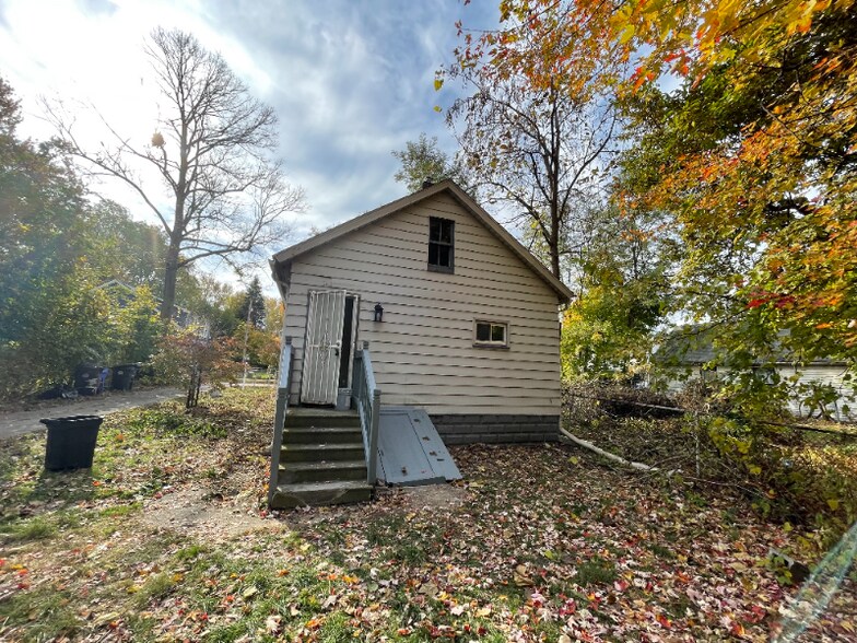 Building Photo - 6553 Newman Ave