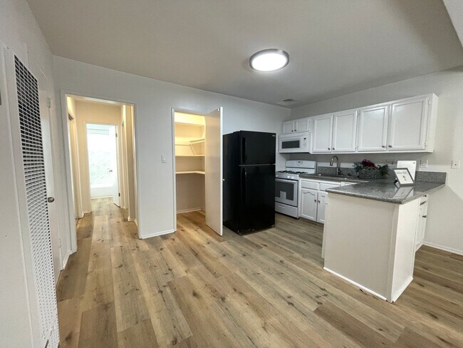 Interior Photo - 5725-29 Vineland Ave