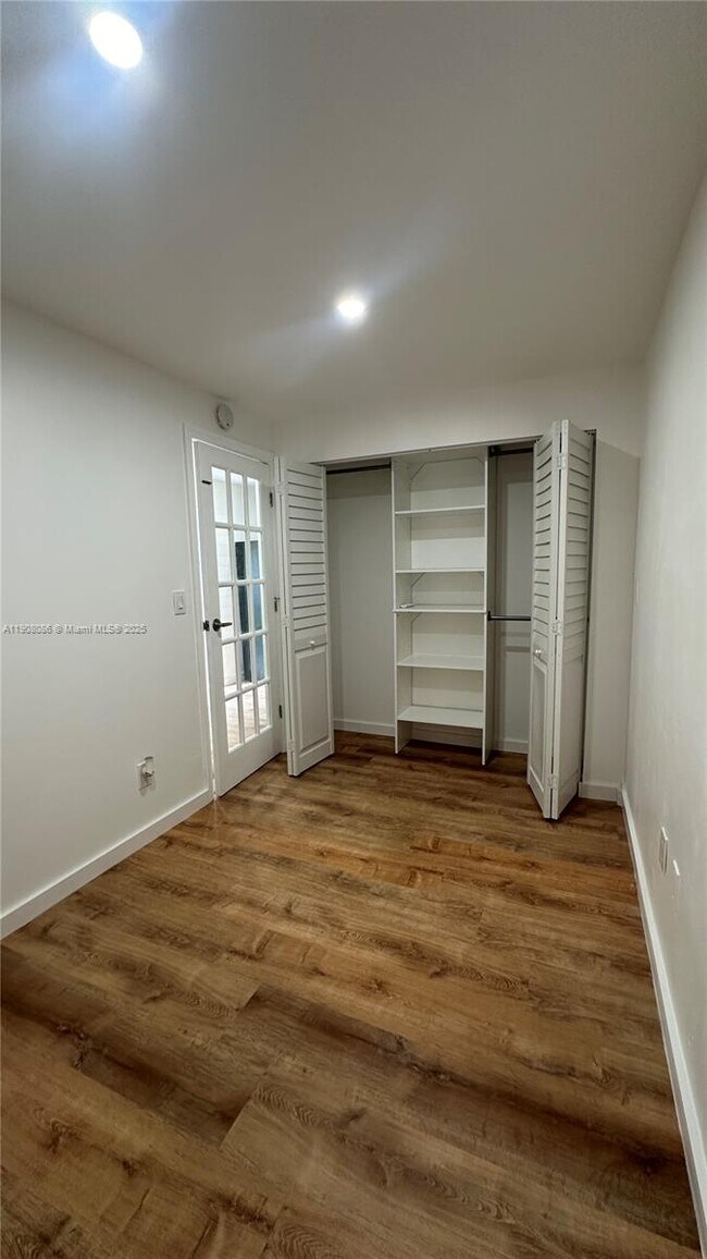 Building Photo - 685 W 35th St