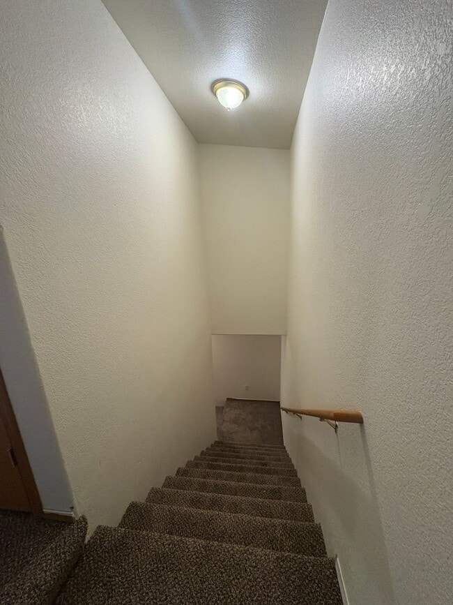 Building Photo - 2 Bedroom 1.5 Bathroom Duplex in Southwest Eugene