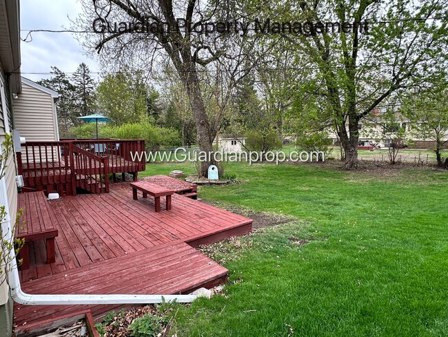 Building Photo - Edina Single Family Home, 2 Car Garage, Di...