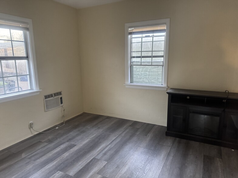 Air-conditioning - 9932 Beverly St