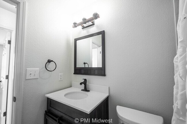 Building Photo - "Charming 3-Bed, 2-Bath Home with 1263 Sq Ft in Westfield's Serene Useppa Ct"