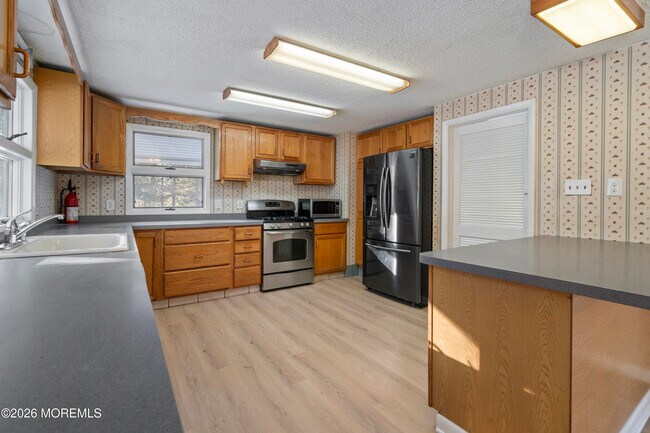 Building Photo - 261 Oak Ave