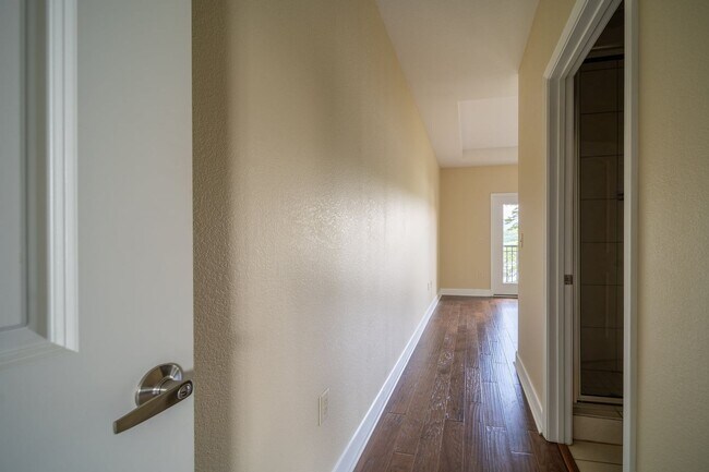 Building Photo - Lakefront Condo for Rent | 2 Bed, 2 Bath |...