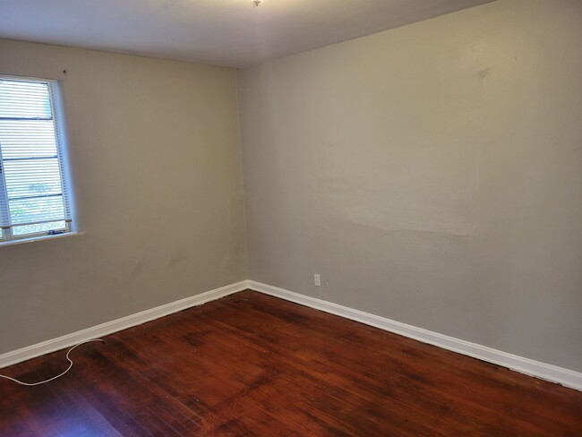 Building Photo - Spacious 4 Bedroom 2 Bath Home with Hardwo...