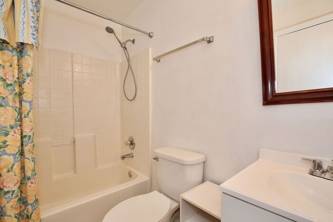 Building Photo - Beautiful 3/2 Home Recently Remodeled with...