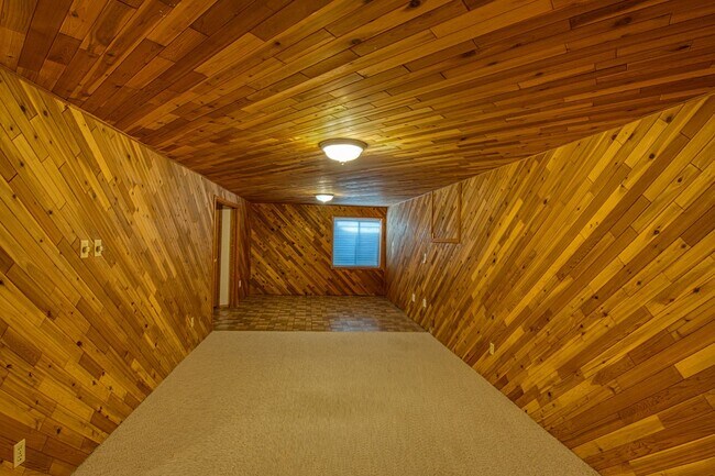 Building Photo - 3B/3B in The Shores with Finished Basement and 2 Car Garage!