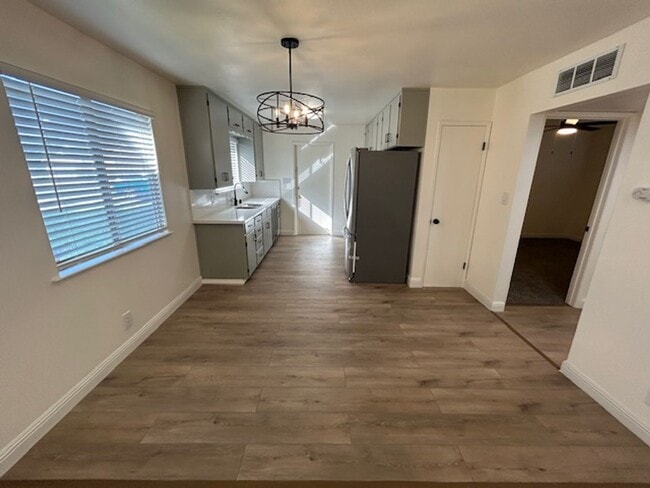 Building Photo - 1608-1610 S Central