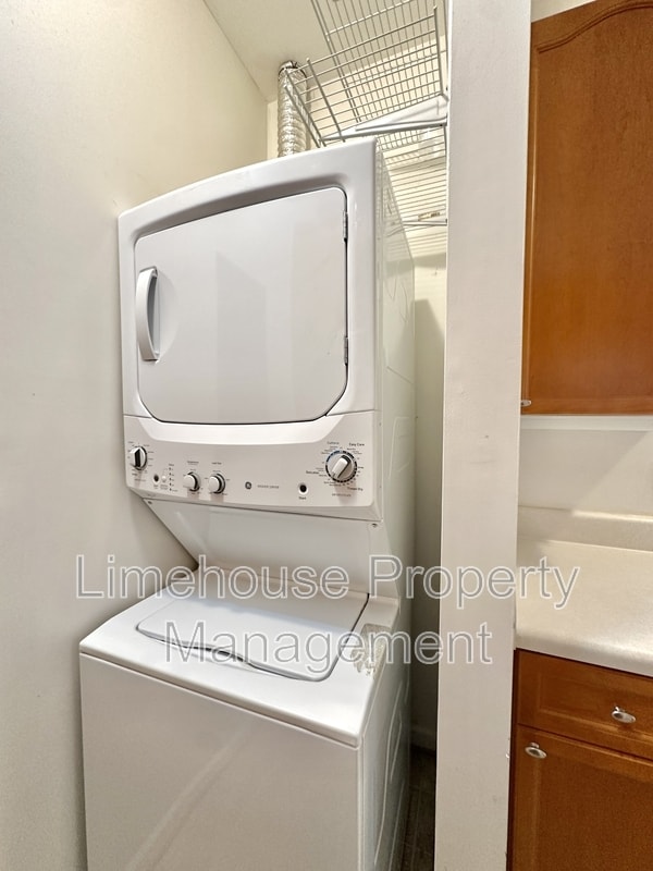 Building Photo - 5872 Ludington Dr