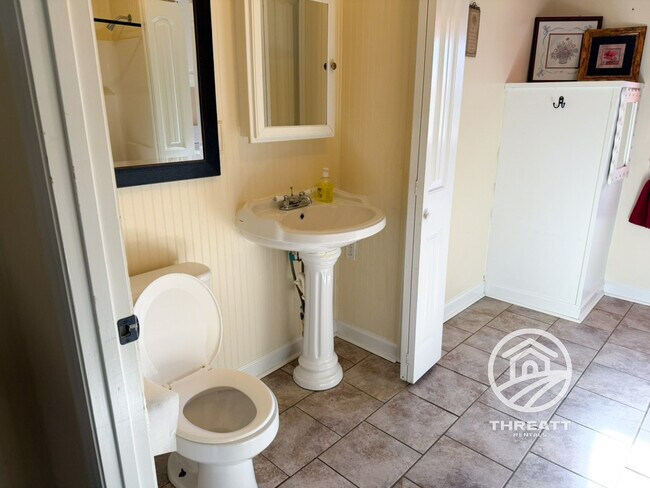 Building Photo - 1049 Long Branch Church Rd