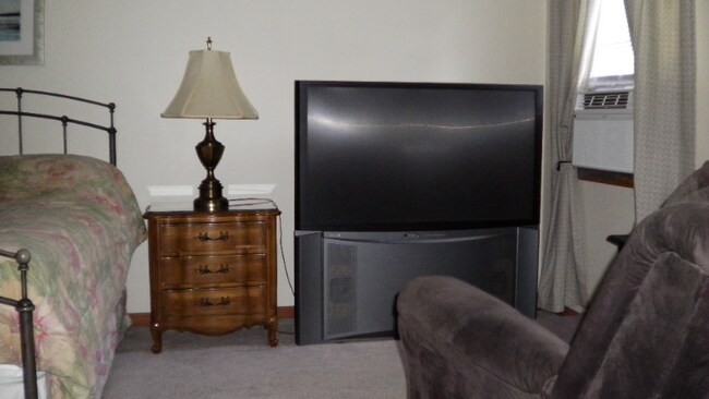 Building Photo - 936 Russell Rd