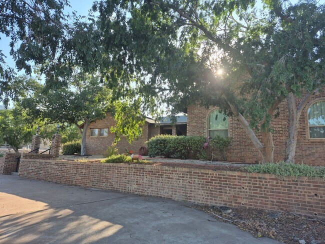 Building Photo - Spacious 4 bedroom 2 bath