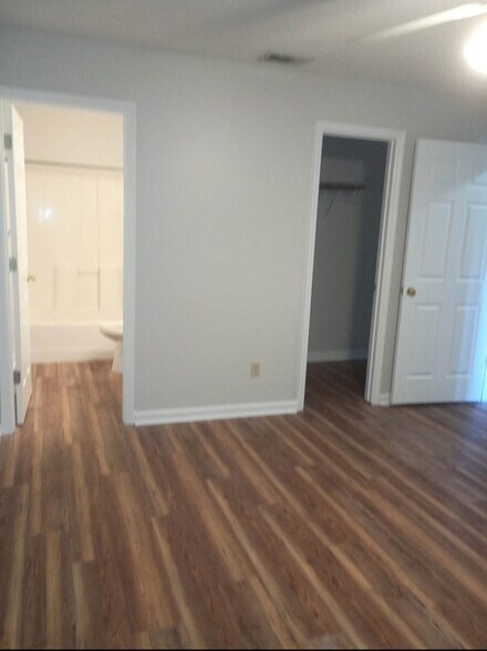 Building Photo - 211 Edgewater Rd