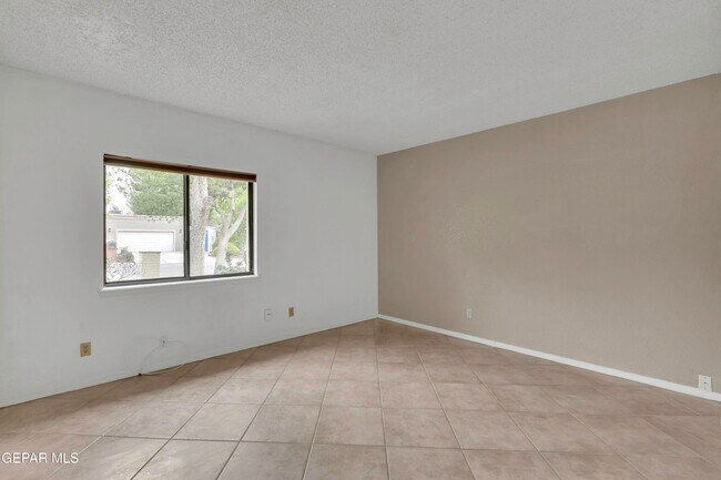 Building Photo - 620 Lakeway Dr
