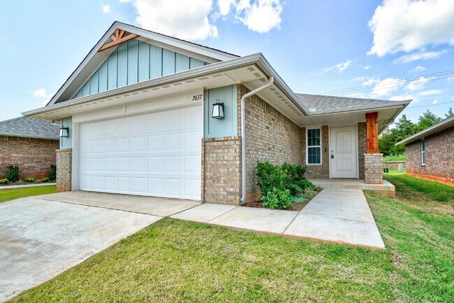 Building Photo - Edmond Home