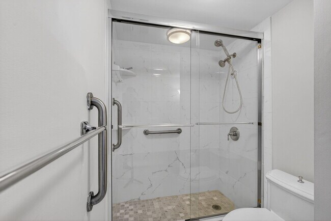 Building Photo - 5540 N Ocean Dr