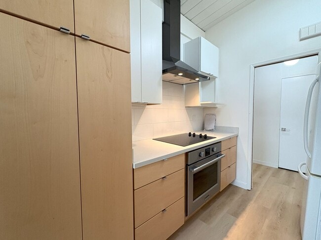 Building Photo - Newly Remodeled Single Family Home Available Now!