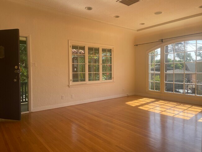 Living room - 1521 Portia St