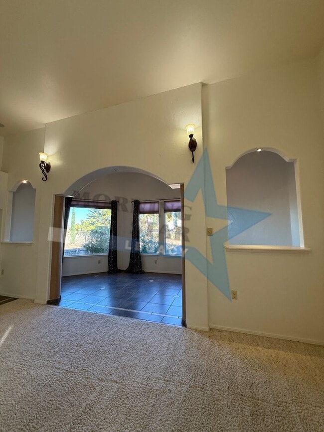 Building Photo - 4 bedroom, 4 bath house - Must see landscaping!