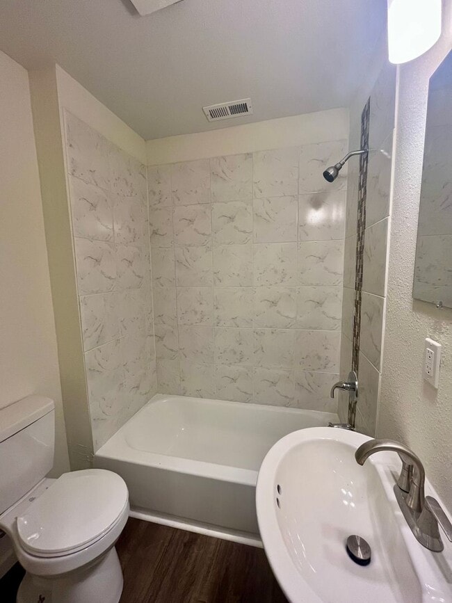 Building Photo - 3 Bed | 2 Bath | House