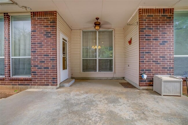 Building Photo - 913 Elm Creek Dr