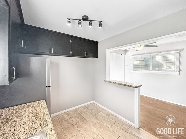 Building Photo - Beautiful 2BD/1BA W/ Large Backyard and Re...