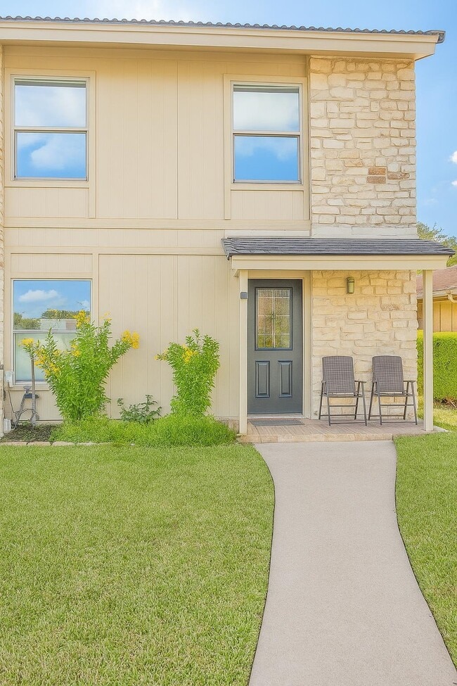 Building Photo - 300 Lucy Ln