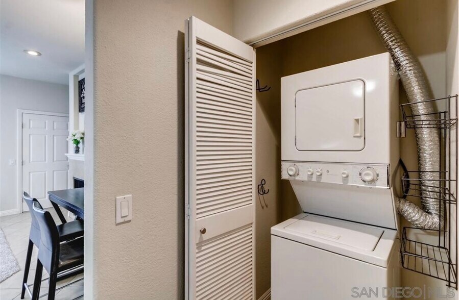 Washer/Drier in Unit - 4414 39th St