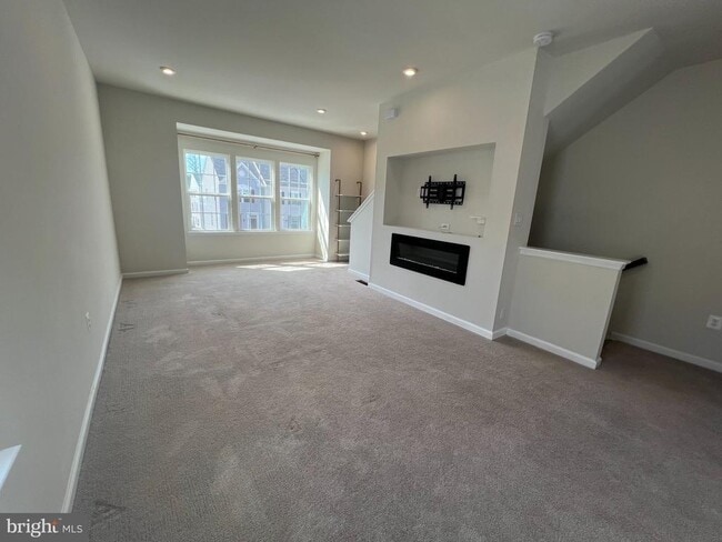 Building Photo - 526 River Crest Way