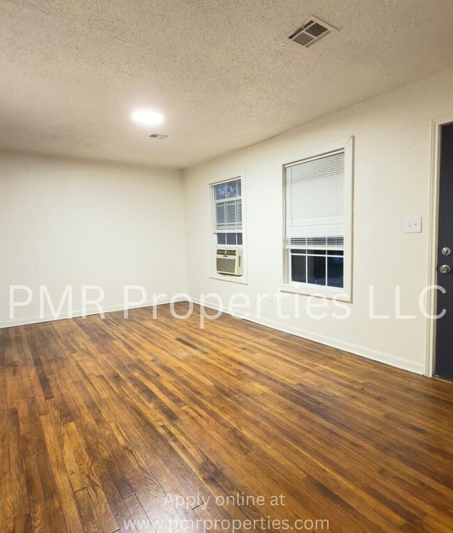 Building Photo - 4 Bedrooms / 2 Bathrooms House