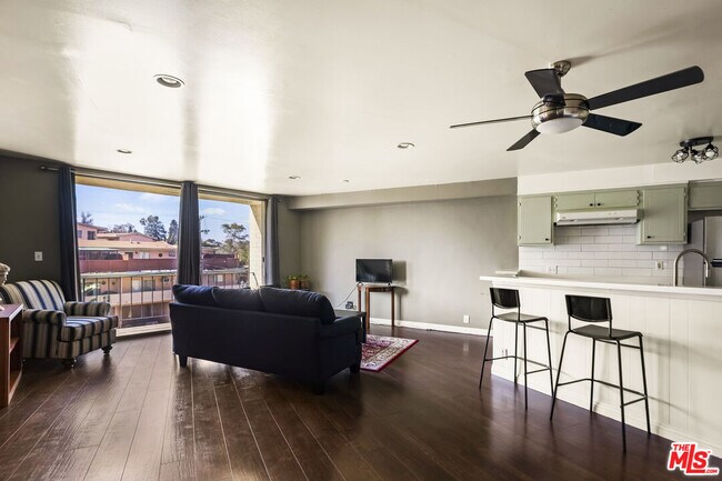 Building Photo - 2260 N Cahuenga Blvd