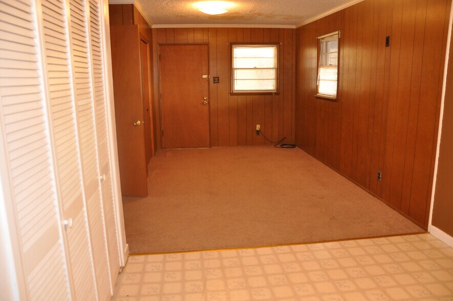 Back Living are - 2605 43rd St