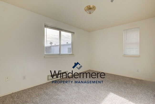 Building Photo - 3 Bed 2 Bath Ground Level Condo