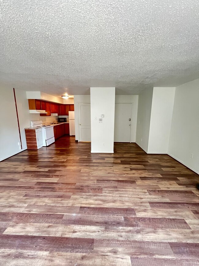 Building Photo - Spacious 1 Bedroom Apartment! COMING SOON! - Avaliable August 1st