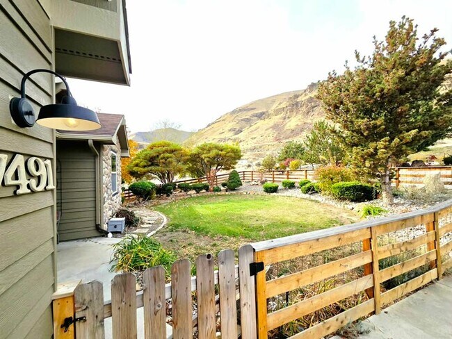 Building Photo - Gorgeous 4 Bed, 3 Bath Home w/ STUNNING RI...