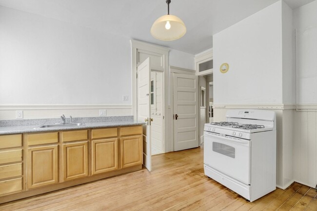 Building Photo - Large, pet friendly 2BR with hardwood floors and laundry in unit