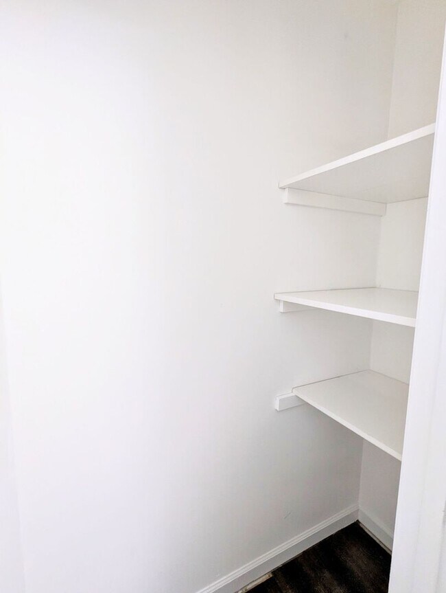 Building Photo - DUPLEX-Upstairs Unit | 3 Bedroom 2 Bathroo...