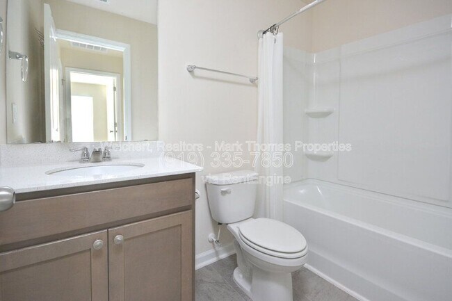 Building Photo - 409 Vassar Dr