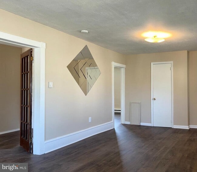 Building Photo - 26 Orchard St W