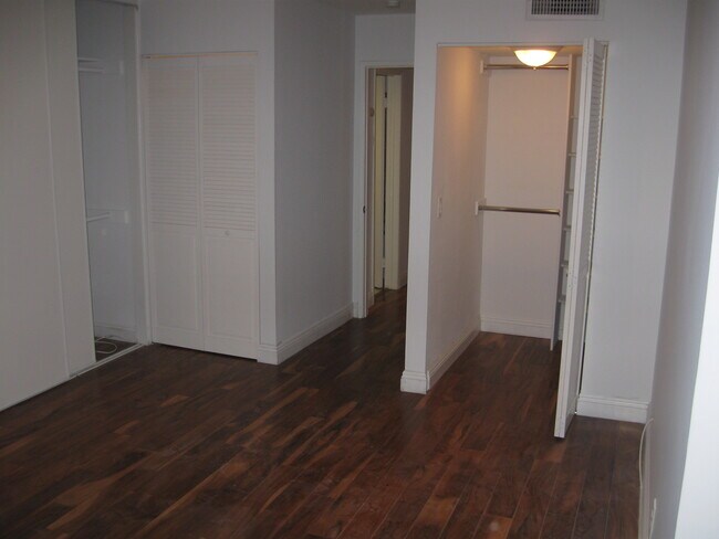 Building Photo - 8530 Holloway Dr