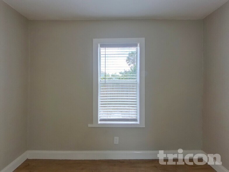 Building Photo - 3250 Prescott St N