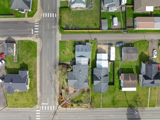 Building Photo - 404 Pioneer Ave E