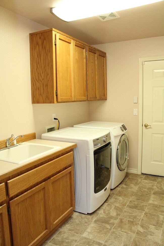 Building Photo - 15040 SE Lostine Dr