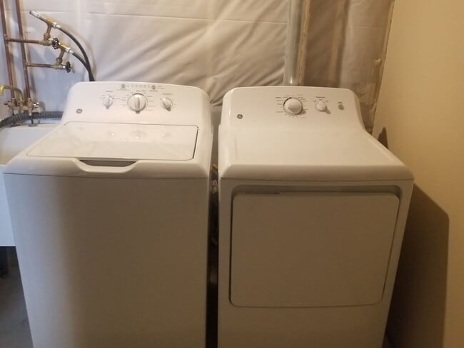 Building Photo - 5 Bedroom Multi-Level