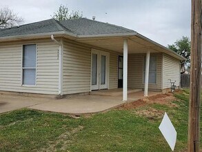 Building Photo - 806 E Forrest St