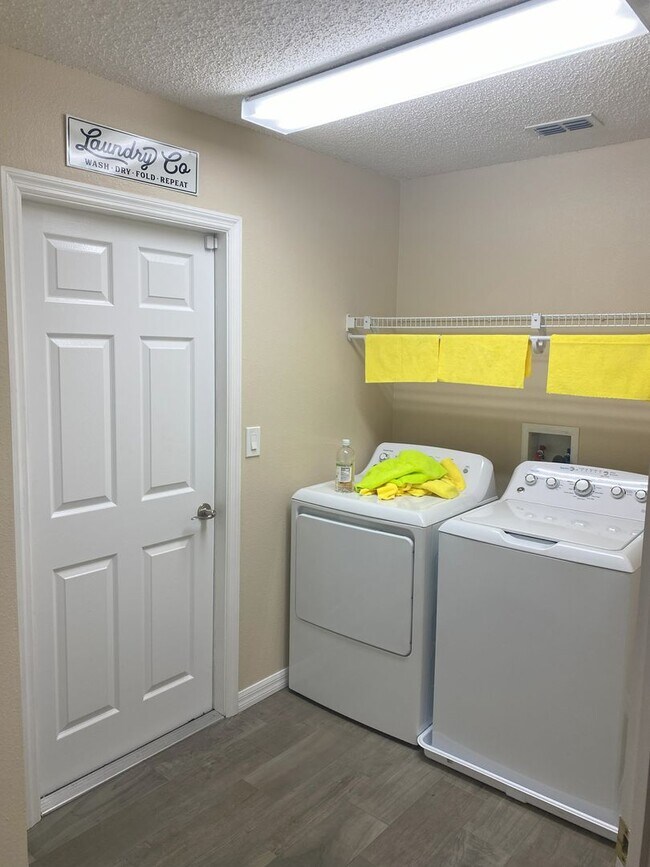 Building Photo - Beautiful Home Located In Tavares